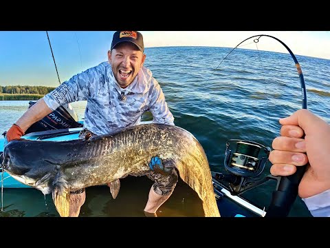 Видео: ОГРОМНЫЙ СОМ НА УЛЬТРАЛАЙТ! Crazy som-catfish on ultralight. Fish monster from boat