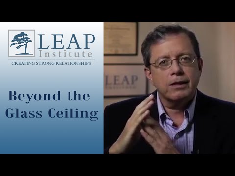 Видео: За стеклянным потолком