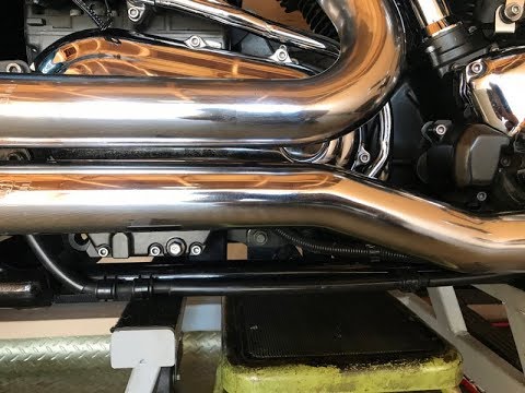 Видео: Замена масла в коробке передач Yamaha Road Star 1700cc 2005 года