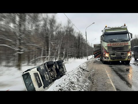 Видео: Как поднять груженый мусоровоз из глубокого кювета.