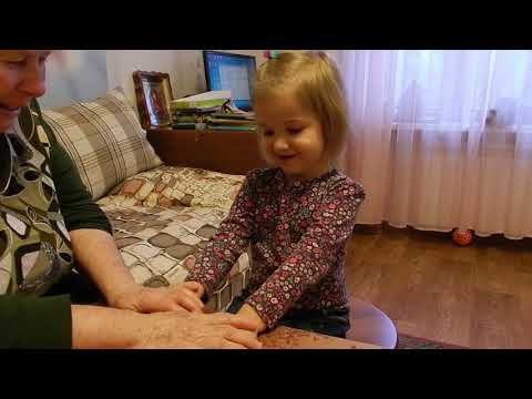 Видео: Первые упражнения для пальчиков с Марианной (2 года 8 месяцев)