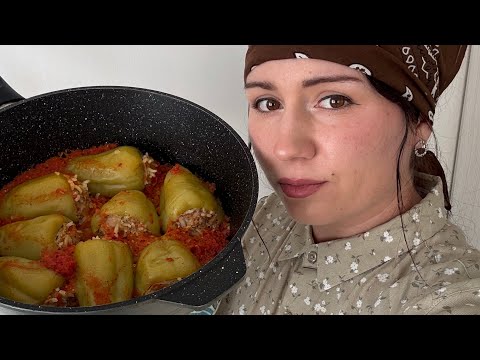 Видео: ЧЕСНОКОВА ГОТОВИТ ФАРШИРОВАННЫЕ ПЕРЦЫ В ТОМАТНОМ СОУСЕ И БЛИНЧИКИ С РИСУНКОМ #перцы #блины
