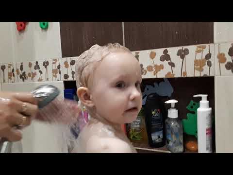 Видео: Как помыть голову ребенку после года, после 2 лет БЕЗ слез!