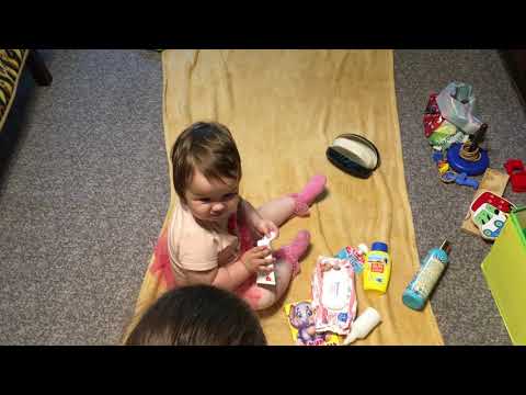 Видео: Игры дома в 1 год и 2 месяца