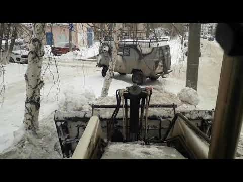 Видео: Очищаем накатанный снег с дороги до асфальта. Грузим камазы.