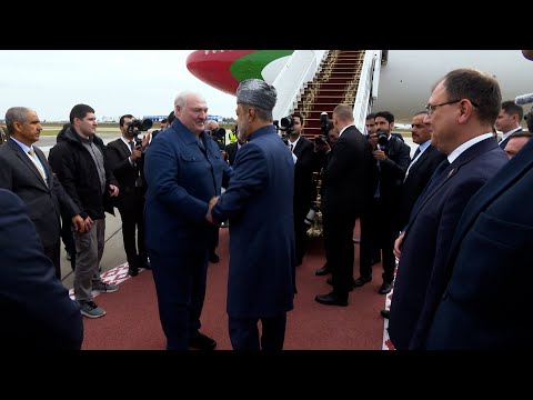 Видео: В аэропорт на одном лимузине! // Лукашенко лично проводил Султана Омана домой!