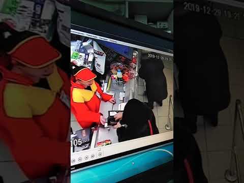 Видео: Цыганка пыталась развести кассира при помощи пяти тысяч