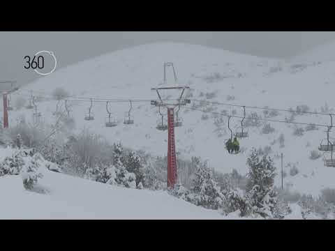 Видео: Снег и гости на Маврово има, уште да е почист патот во зима