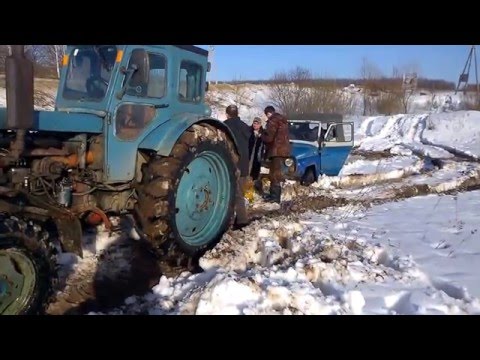 Видео: Трактор т-40 тащит уазы. Т-40 и два поломанных уаза