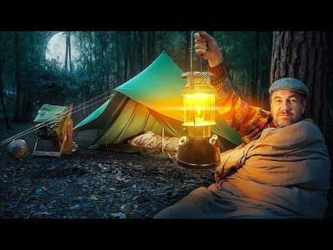 Видео: Ночевка в палатке в лесу в стиле 1950-х годов