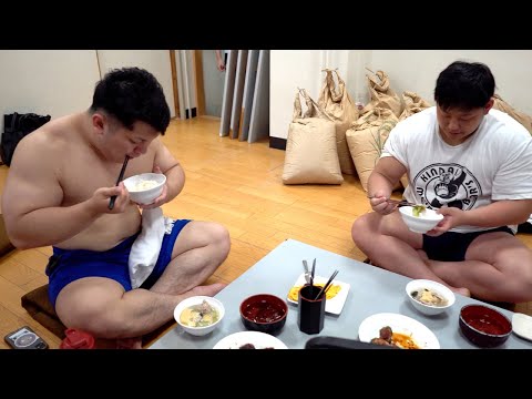 Видео: Сумо-сэмпай! Как молодые борцы сумо готовят себе еду