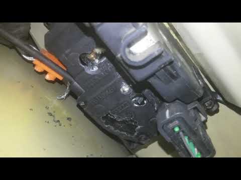 Видео: Замок сдвижной двери Renault Kangoo 2 установка соленоида открывания двери изнутри .