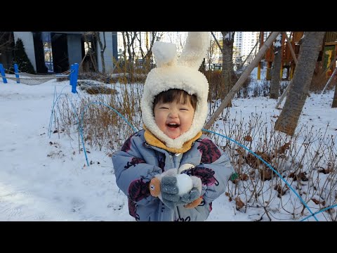 Видео: [SUB] Играем в снегу с кроликом РУДА! (⛔️Предупреждение: слишком много миловидности⛔️)