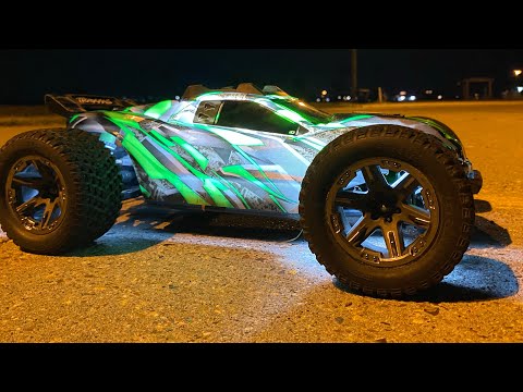 Видео: Rustler Ultimate против Traxxas Sledge!!