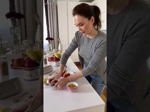 Видео: Запеченные яблоки . Рецепт от Аиды Гарифуллиной
