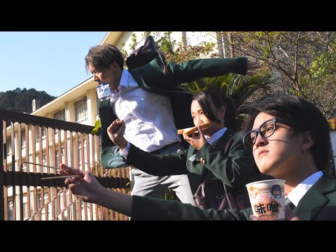 Видео: Старшеклассница, которая занимается акробатикой, ест хлеб.