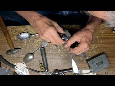 Видео: Рихтовка антикварной серебряной ложки. В гостях у Петровича.
