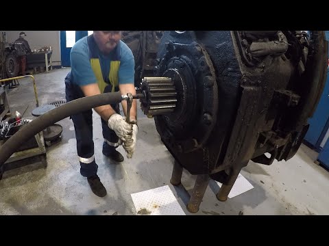Видео: КАК СНИМАЮТ ШЕСТЕРНИ С ТЕПЛОВОЗНЫХ ЭЛЕКТРОДВИГАТЕЛЕЙ!