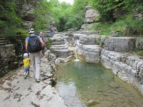 Видео: Греция  Загорохория 2 (Каньон Викос - река Войдоматис -каньон в Папинго)
