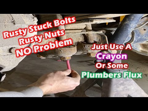 Видео: Удалите заржавевшие болты мелком. Удалите заржавевшие болты сантехническим флюсом. Удалите заржав...