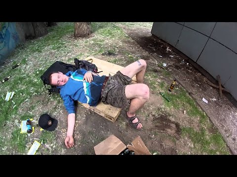 Видео: Алкаши. Приколы с алкашами. Алкаши в пьяном угаре. Смешные бомжи. Стеб.