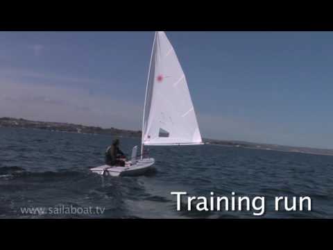 Видео: Как ходить под парусом — Понимание ветра на двухместной парусной лодке (Основные моменты)