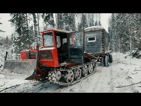 Видео: Меняем площадку в делянке! ТДТ 55 тащит будку на колёсах! Работа в лесу