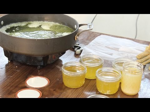 Видео: Безопасное смешивание пчелиного воска и минерального масла. Сэм Анджело