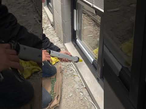 Видео: Заделка щелей. Заделываем широкие щели вокруг окон. МОЙ СПОСОБ!