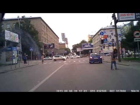Видео: Ссут на дорогу Новосиб 08.08.13