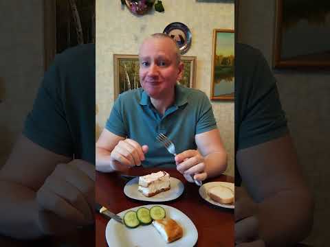 Видео: Окончание дачного сезона. Листья стали светло-оранжевыми. Серые осенние тучи.