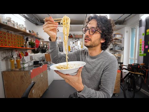 Видео: Я только что сделал Cacio E Pepe лучше? (Итальянцы не смотрят)