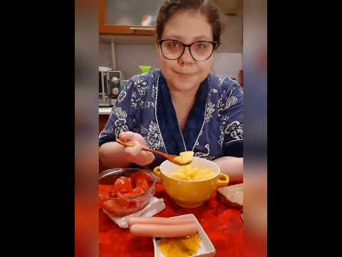 Видео: Мукбанг Тушеная картошечка, Сосиски, Салатик из помидор/Я топовый блогер.Слюнявая салфетка в наличии