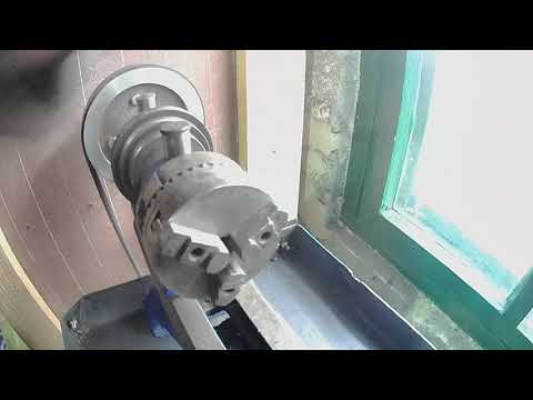 Видео: Установка токарного патрона на часовой токарный станок т-65. Installing a lathe chuck on a lathe