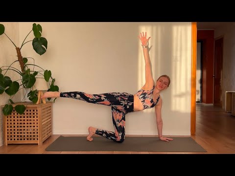 Видео: Бодрая йога 28 минут | Йога утром | Пробуждение с йогой
