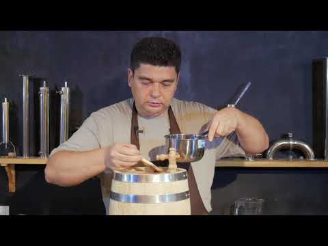 Видео: Пропаривание и вощение дубовой бочки. Первая дегустация бурбона из дубовой бочки