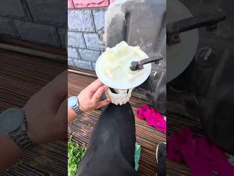 Видео: Установка поплавка в бак Рено Трафик | Чистка бака Рено Трафик |