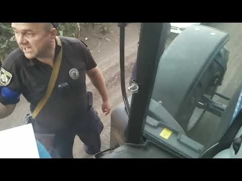 Видео: Посреди поля разводят тракториста