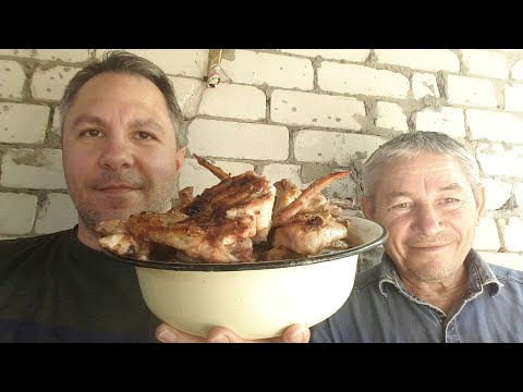 Видео: MUKBANG ОТ БАТИ, КУШАЕМ С БАТЕЙ ШАШЛЫКИ