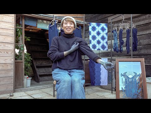 Видео: Мастера окраски индиго с красивыми синими руками. Традиционное японское ремесло.