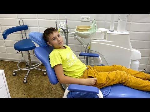 Видео: Серёжа у СТОМАТОЛОГА ! Что случилось ? Удаляют зуб Наш день fast family life