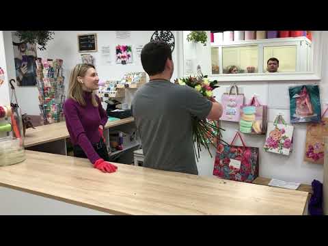 Видео: Классическая сборка букета