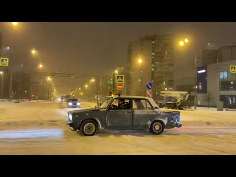 Видео: БЕЗУМНЫЙ ДРИФТ ПО ГОРОДУ НА ЖИГАХ - Crazy snow driving, стрит на жигулях, парный дрифт по городу