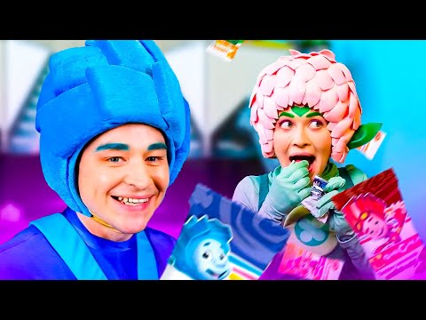 Видео: Фиксики и команда Флоры в КидБурге: сортировочная машина Нолика и песенка «Фантики»