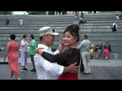 Видео: Во Владивостоке проходят мастер-классы по танго на Спортивной набережной.