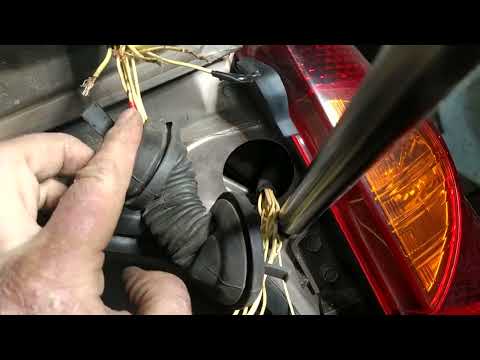 Видео: Nissan Note проблема с проводкой багажника или японцы-дальтоники)))