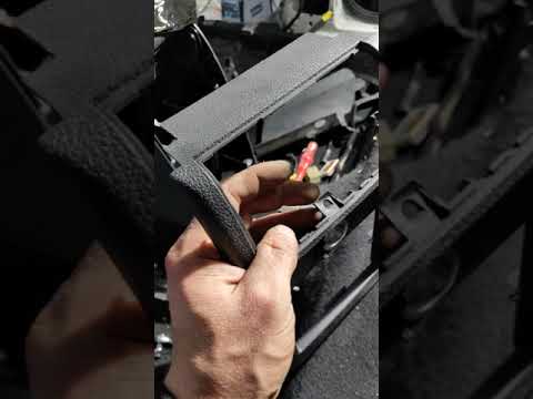 Видео: Volkswagen caddy 
2014 снятие заднего подлокотника