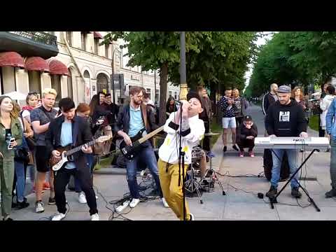 Видео: Рома Зверь спел на Невском