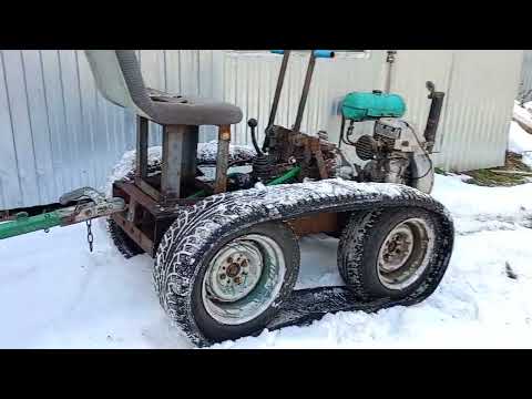 Видео: гусеничный минитрактор таскает дрова