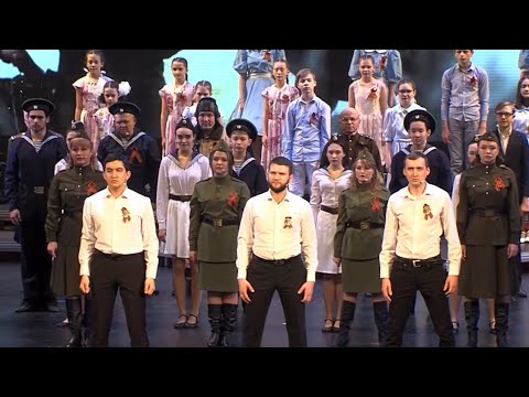 Видео: Хор работников культуры ЦКС г.Губкинского «Пыльными дорогами»